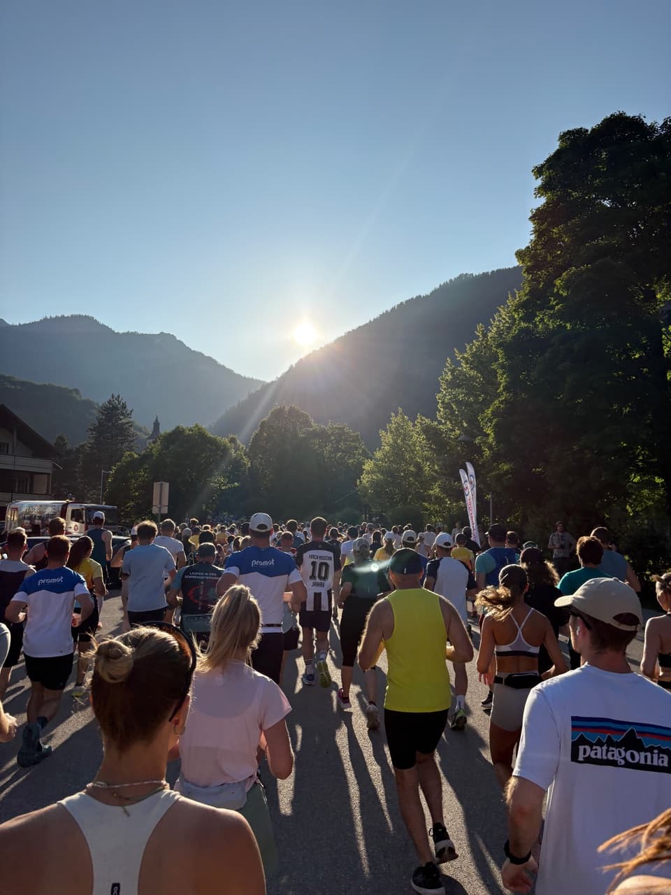 Runners at the start of a half marathon at Lake Traunsee before sunrise